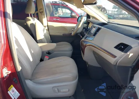 2014 Toyota Sienna Xle V6 8 Passenger z USA, uszkodzony, nr VIN 5TDYK3DCXES473671